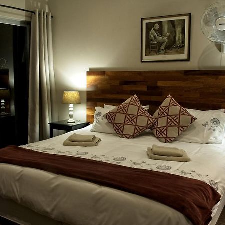 Rest-A-While Guest House - พริทอเรีย ภายนอก รูปภาพ