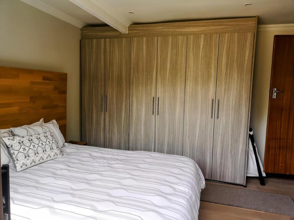 Rest-A-While Guest House - พริทอเรีย ภายนอก รูปภาพ