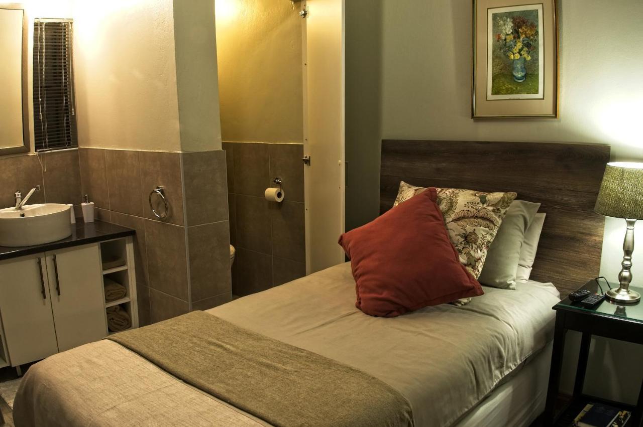 Rest-A-While Guest House - พริทอเรีย ภายนอก รูปภาพ