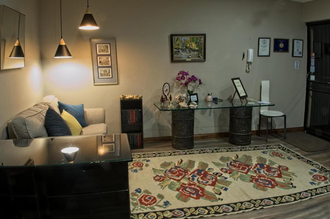 Rest-A-While Guest House - พริทอเรีย ภายนอก รูปภาพ