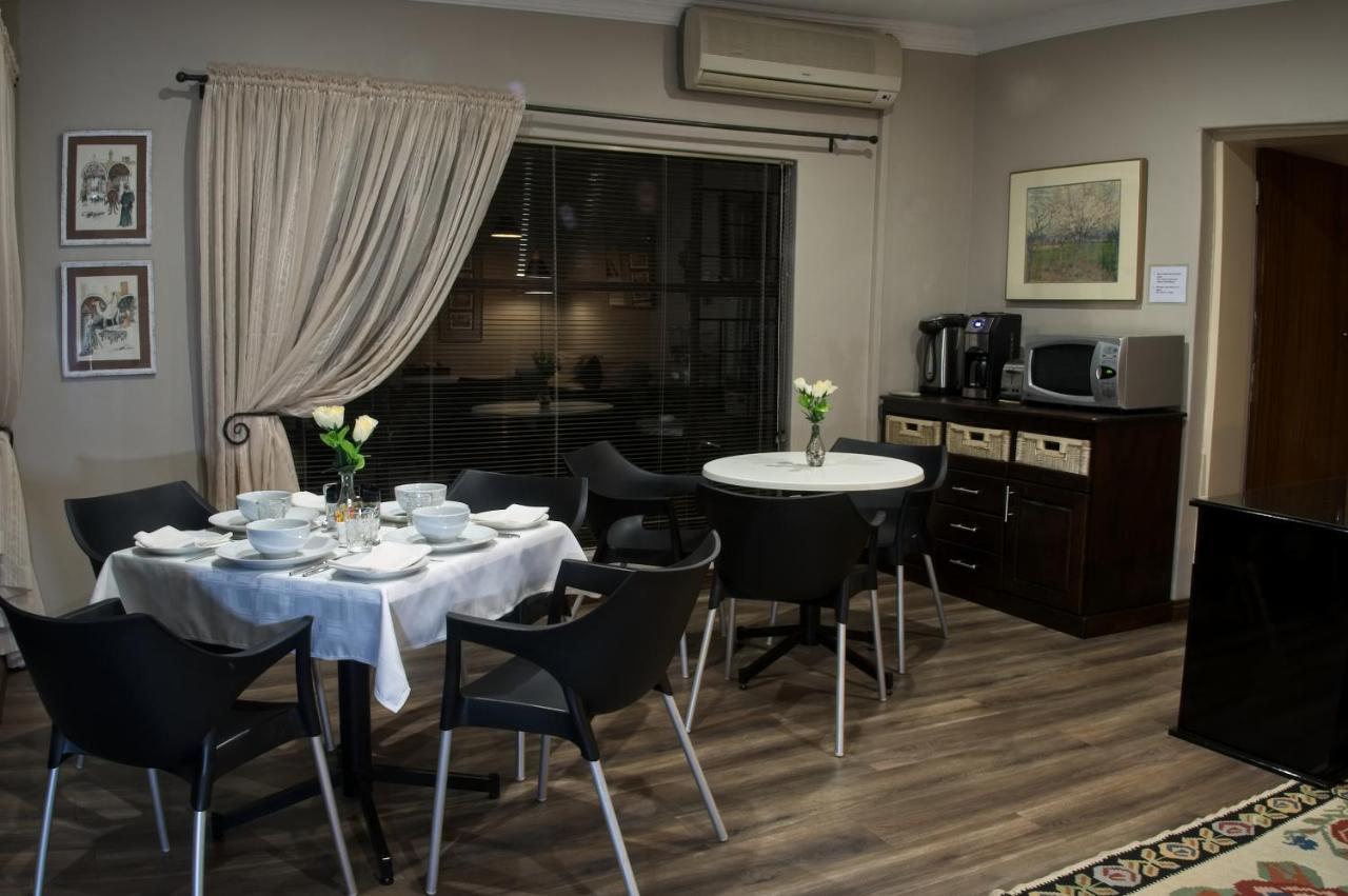 Rest-A-While Guest House - พริทอเรีย ภายนอก รูปภาพ