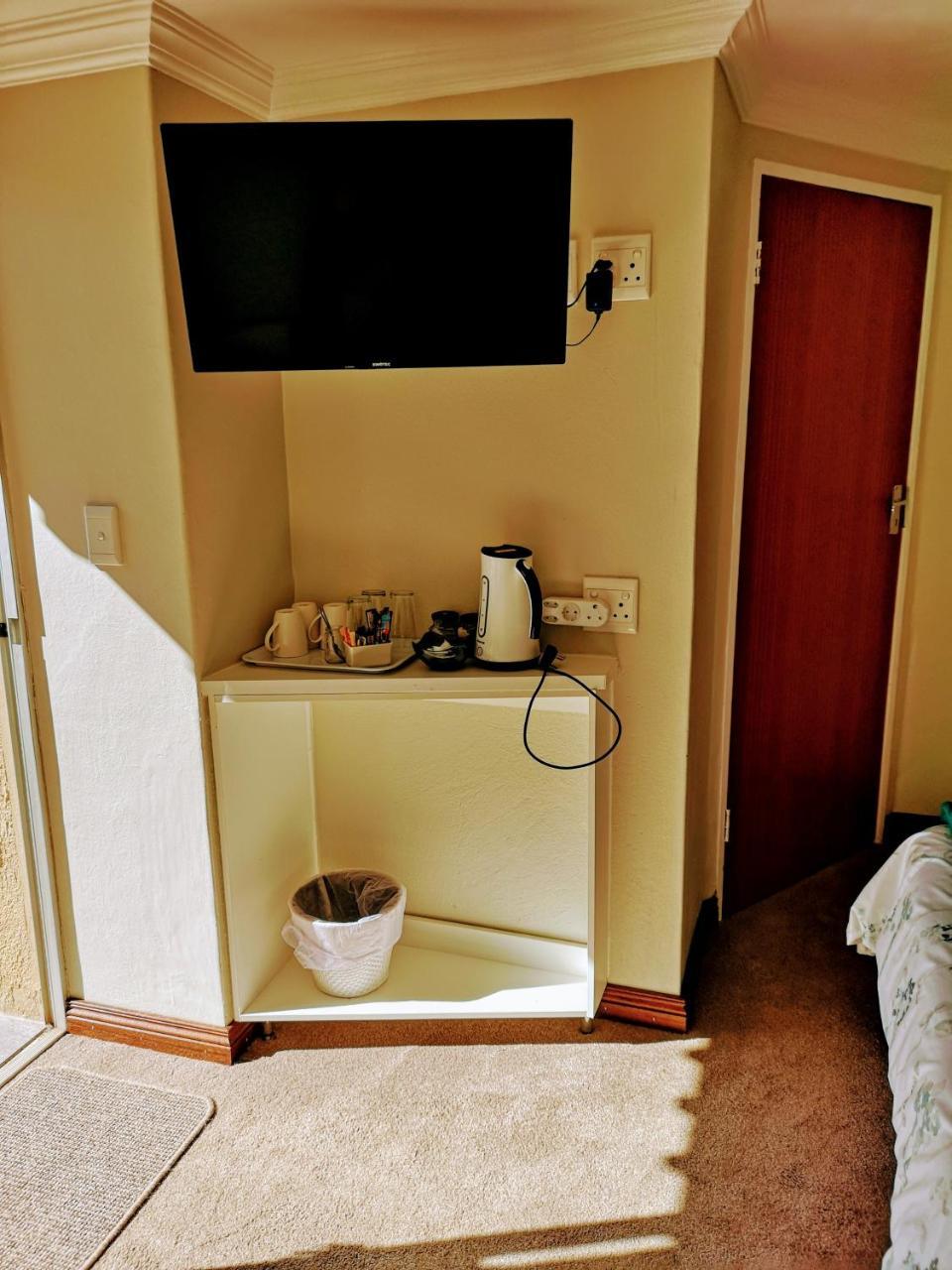 Rest-A-While Guest House - พริทอเรีย ภายนอก รูปภาพ