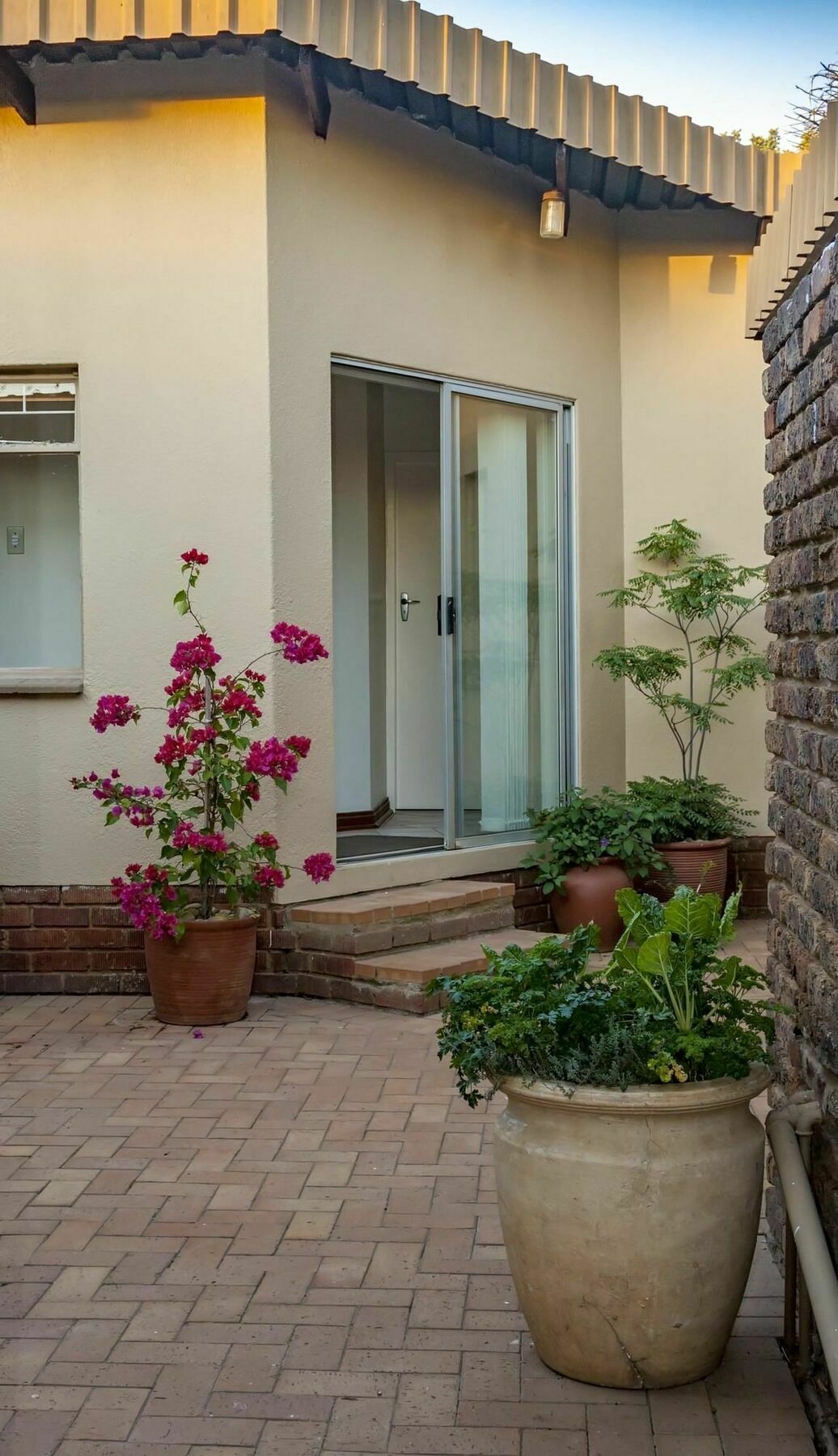 Rest-A-While Guest House - พริทอเรีย ภายนอก รูปภาพ