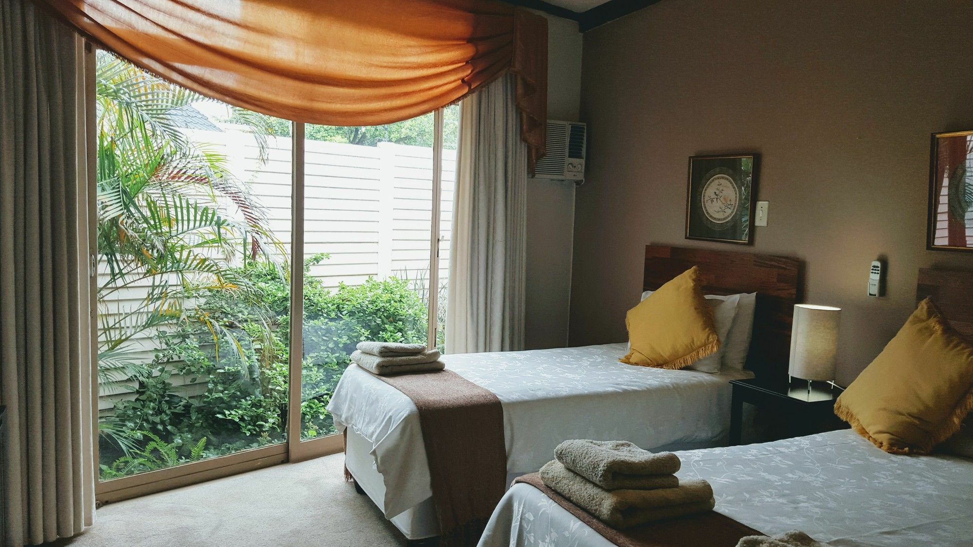 Rest-A-While Guest House - พริทอเรีย ภายนอก รูปภาพ