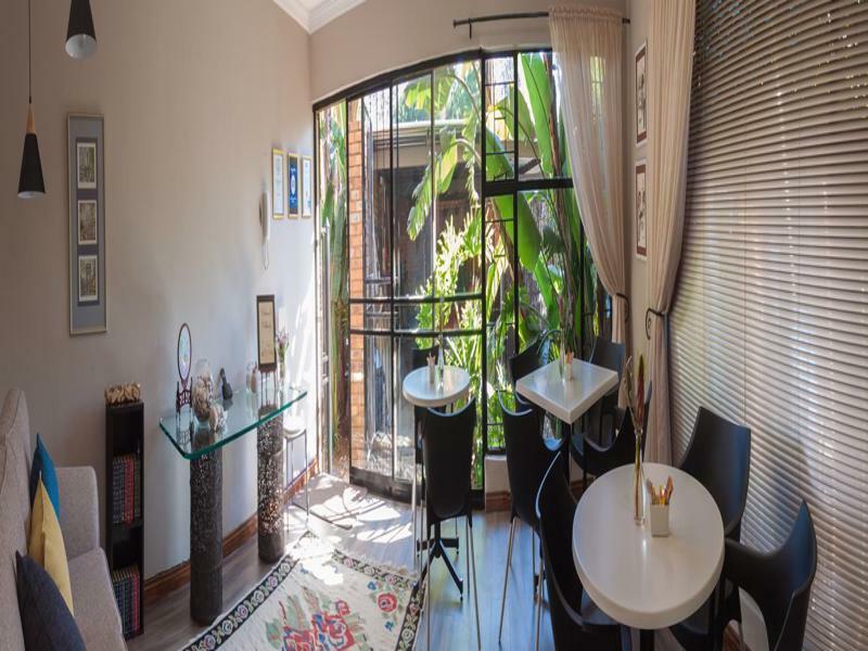 Rest-A-While Guest House - พริทอเรีย ภายนอก รูปภาพ